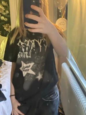 Svart baggy t-shirt - Inte använd, jättebra skick, sitter bra oversize på xs-s! Lägg jättegärna prisförslag🫶