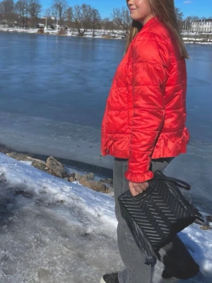 Quiltad Maje-väska! - Snygg svart väska från Maje i quiltat läder med chevronmönster och fransar på sidorna. Väskan har handtag och justerbar axelrem. Nyskick, endast använd fåtal gånger! Köpt för ca 3.000kr nypris. 