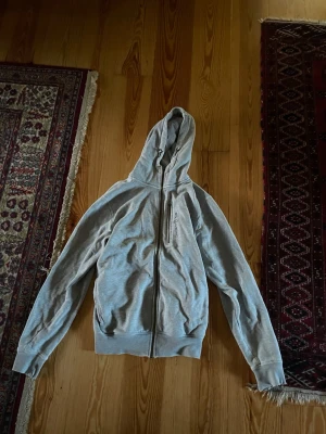 Grå sailracing hoodie - En grå sailracing hoodie i storlek L, dragkedjan är av och de finns tecken på slitage vid armmudarna. Pris kan diskuteras