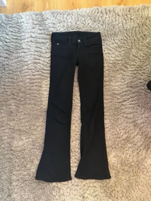 Svarta bootcut jeans från Cheap Monday - Säljer ett par svarta bootcut jeans från Cheap Monday. Inget fel på de utan jag säljer de då de är för små.