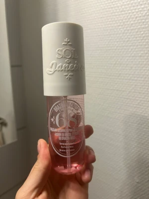 Sol de Janeiro Brazilian Crush 68 - Parfymmist från Sol de Janeiro i doften Brazilian Crush Cheirosa 68. Flaskan är cylinderformad med rosa genomskinlig botten och vit kork med präglad logga. Innehåller noter av brasiliansk jasmin och rosa drakfrukt. Perfekt för dig som gillar fräscha och blommiga dofter.