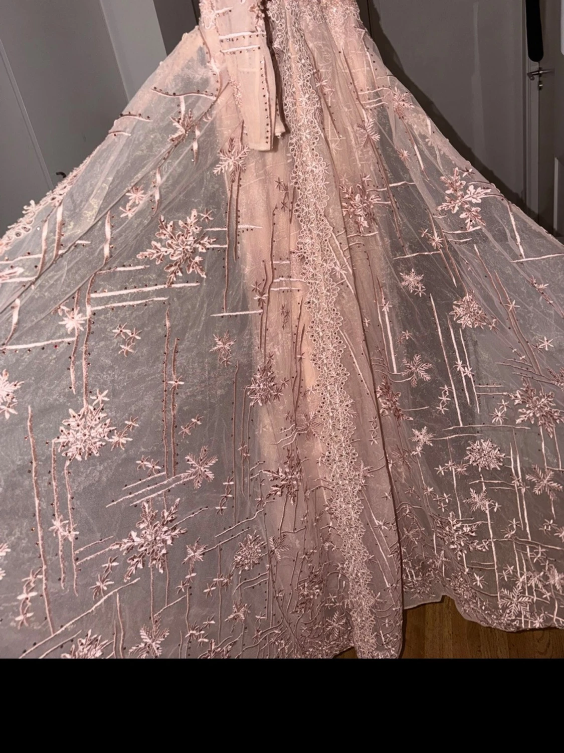 Ljusrosa långklänning med spetsdetaljer - 4