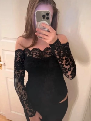 Spets body  - Storlek L från Nelly, passar mig som bär M