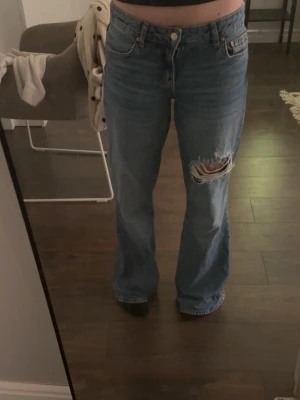 Baggy jeans med hål - Så snygga baggy/vida jeans från Gina! Low/mid waist. Lite nedtrampade där nere-se bild 4a. Storlek 34 men är ganska loose så passar nog upp mot storlek 38! 🥰