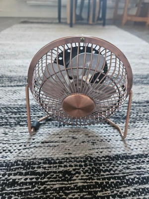 oanvänt) ej prisförslag  - Helt nytt.  eller var du nu vill ha den Kopparfärg Passar till alla bärbar dator eller stationär dator eller till powerbank eller Usb-port 