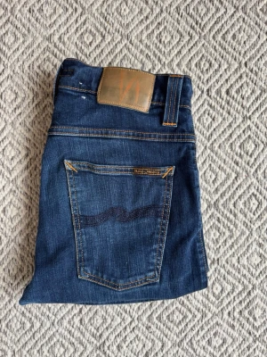 Nudie jeans - Nudie jeans - Modell: Avarage Joe - Storlek: W31/L34(sitter som W28/L30) - skick: 9/10 - Nypris runt 2000kr