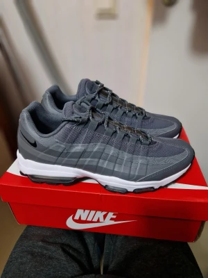 Oanvända Nike Air Max 95 Ultra  - Helt nya i original låda. Storlek 45 (29 cm). Ord.pris 2100 kr. Sista pris 1600 kr. Inga trades eller returer. Hämtas i Storvreta, Uppsala eller skickas mot porto. 