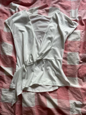 Vit festtopp - Du behöver inte ha denna på fest men den är fina detaljer, aldrig använd heller. Skriv om ni vill ha fler bilder eller har frågor!💞