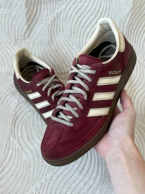 Adidas Spezial sneakers  - Säljer ett par sköna Adidas Spezial sneakers! | Fint använt skick! Förekommer något tecken på användning som kan ses på bilderna. | Storlek 42 2/3. | Ställ gärna frågor innan du köper!