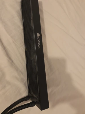Corsair vattenkylare radiator - Säljer en svart Corsair radiator till vattenkylning för dator. Tillverkad i metall med två slangar anslutna i ena änden. Perfekt för dig som vill ha bättre kylning till din gamingdator eller workstation. Den ksk inte fungerar har inte tästat den.