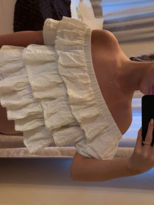 Vit offshoulder volangblus - Superfin vit blus med offshoulder-modell och flera volanger. Blusen har korta ärmar. Perfekt för dig som vill sticka ut med en trendig och söt topp. Köpt på vinted, ej från shein 🙈