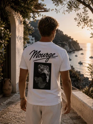 Vit t-shirt från Mourge - Vit t-shirt från Mourage med stort tryck på ryggen som visar  ger en somrig vibe. T-shirten är 100% ekologisk bomull och endast 249 aldrig använt 