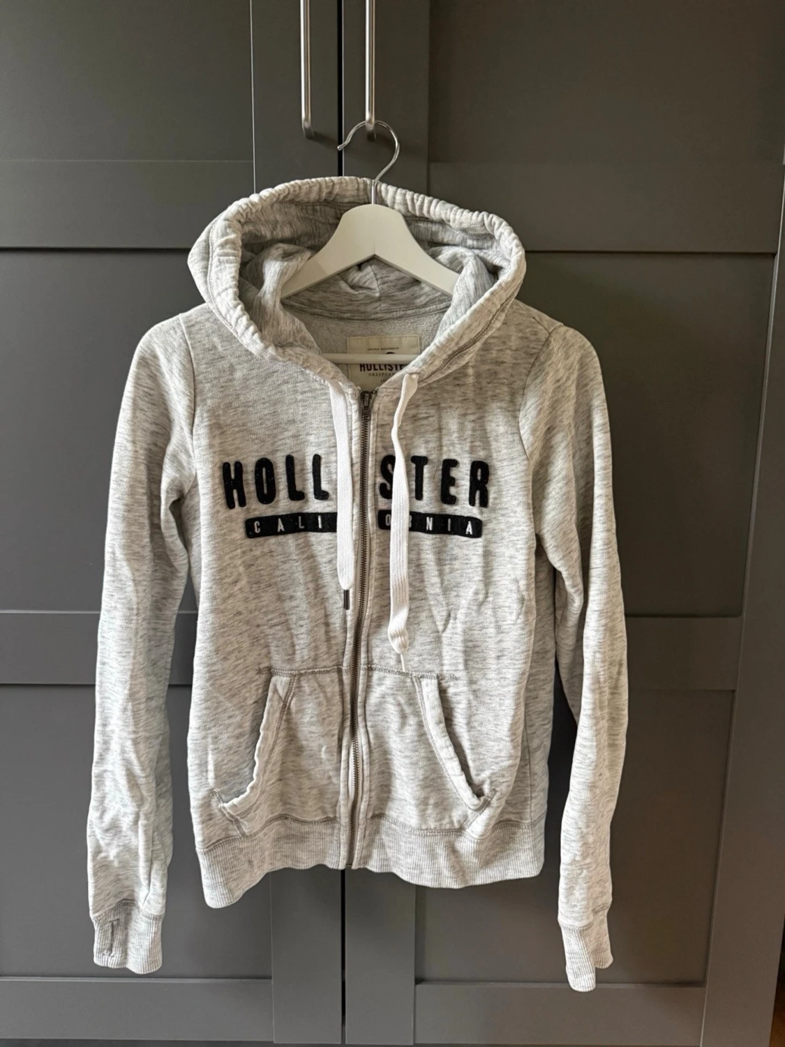 Grå zip hoodie från Hollister - 1