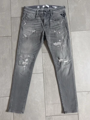 Replay Jeans - Gråa slitna Replay jeans - Bronny, Super slim fit - Storlek W31 L32 - Skick 9/10 - Hör av dig vid minsta fundering!