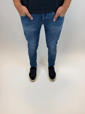 Dondup Jeans George  - Dondup Jeans George! Trendigaste jeansen på marknaden.  Ny pris= 4000 kr Säljs för= 799 kr 