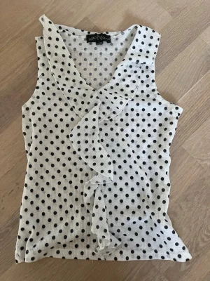 Prickig blus - Prickig blus i storlek 134/140
