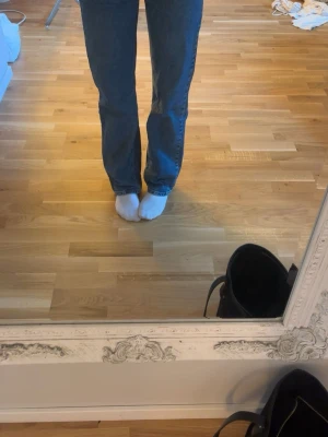 Blå raka jeans med mid waist  - Säljer ett par klassiska blå jeans med rak passform och mellan hög midja. Jeansen har en tidlös look och är perfekta till en avslappnad stil. Materialet är denim och färgen är mellanblå. Passar dig som gillar enkel och clean stil. Supersköna jeans som är jättesnygga.säljer eftersom dom blivit för stora, tvättas självklart innan jag skickar dom💖