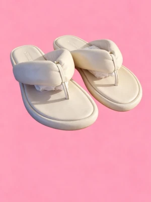 Naked Wolfe lyxiga vita flipflops i skinn. - Helt nya aldrig använda Naked Wolfe flip flops i äkta skinn. Otroligt söta och gör foten jätte vacker. Storlek 36. Nya i förpackning. Ett mode måste i sommar.  