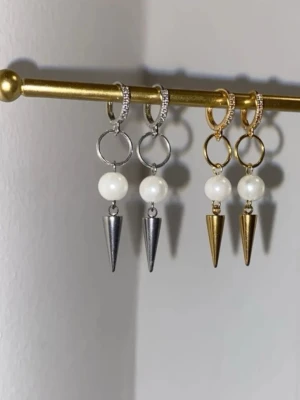 Örhängen  - Örhängen i rostfritt stål ❣️Modell ”Grace” finns i guld och silver 