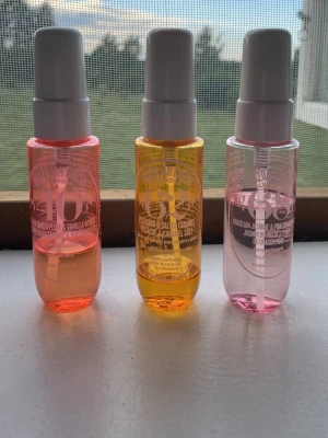 Sol de Janeiro body mists - Säljer dessa tre body mists från sol de Janeiro. Se mängden som finns kvar på bilderna!