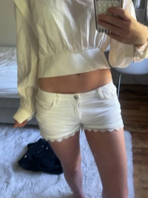 Vita blus - Säljer en vit croppad blus med långa ärmar och lätt rynkad midja. Blusen har en stilren look, dragkedja i ryggen och är gjord i ett tunt, luftigt material som passar perfekt till sommaren.