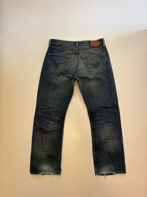 Vintage Levi’s jeans - Vintage Levis jeans straight/Bootcut  Mycket bra skick //  Mått,  Midja 41cm,  Längd 102cm,  Innerben längd 73cm,  Lårvidd 30cm,  Benöppning 23cm,  Skriv vid minsta fråga eller fundering🤝