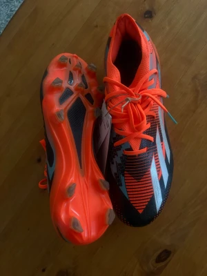 Adidas orangea fotbollsskor - Helt oanvända fotbolls skor från Adidas, storlek 38,5 