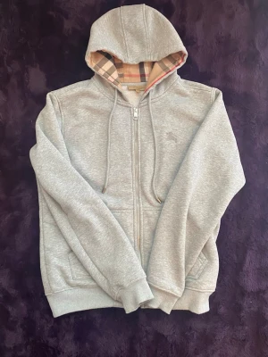 Burberry kofta - Ganska nytt skick kommit till användning nån gång, då jag fick den som present och fick då fel färg så valde och sälja den annars ganska ny och fin därför säljer jag den för ett inte så dyrt pris så att jag kan bli av med den.