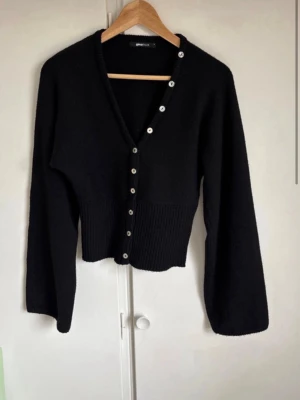 Svart ribbad kofta från Gina Tricot - Säljs då den int används på ett tag.          Så inga defekter eller så. Perfekt till hösten 
