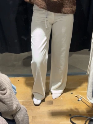 Vita jeans - Säljer ett par vita vida jeans med låg/medelhög midja. Storlek xs full length från lager. I använt men bra skick🫶🏼