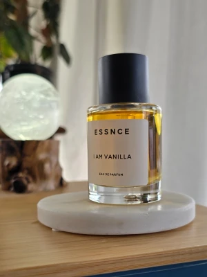 ESSNCE I Am Vanilla Eau de Parfum - ESSNCE I Am Vanilla Eau de Parfum – oanvänd. Haft en dubblet(förvarat mörkt )