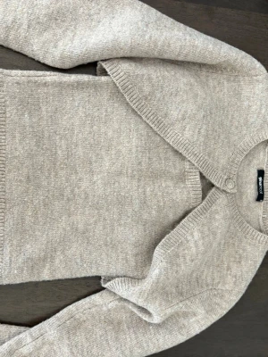 Beige kofta/topp från Gina Tricot - Så fint set! I nyskick