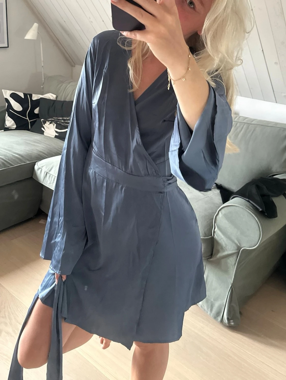 Blå omlottklänning med vida ärmar - 1