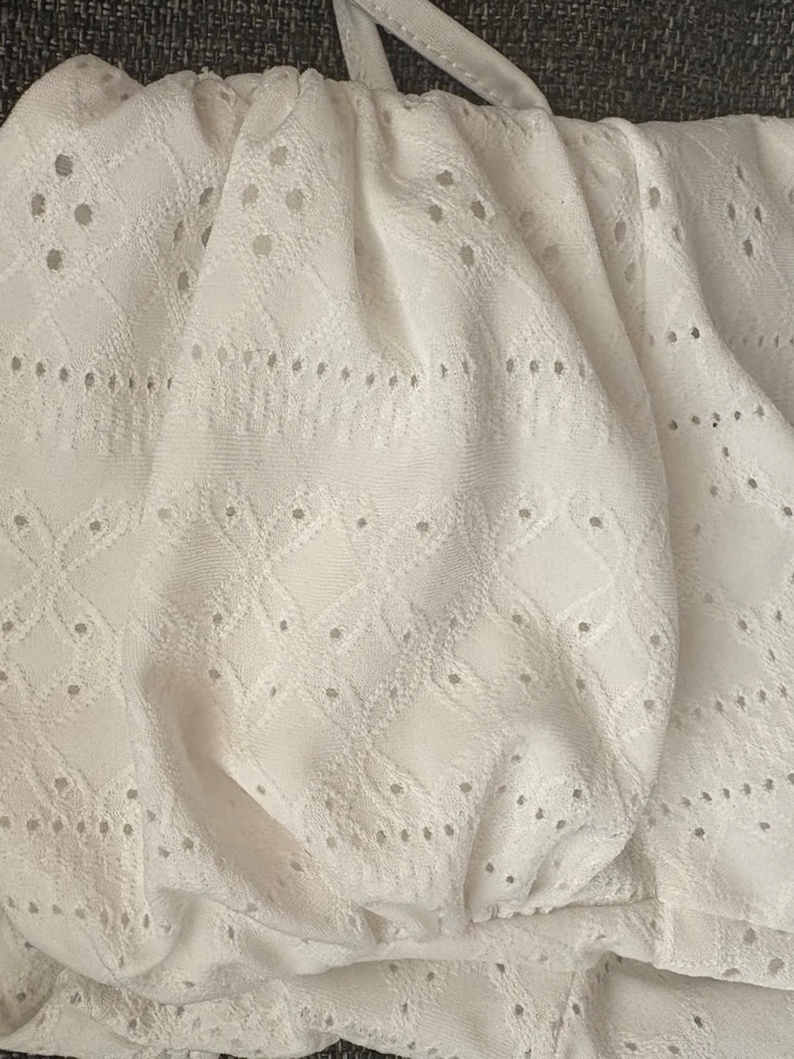 Vit axelbandslös topp med broderi - 4