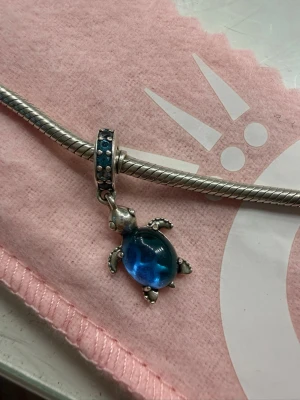 Pandora berlock sköldpadda  - Söt Pandora berlock som är en sköldpadda Ny pris 799kr