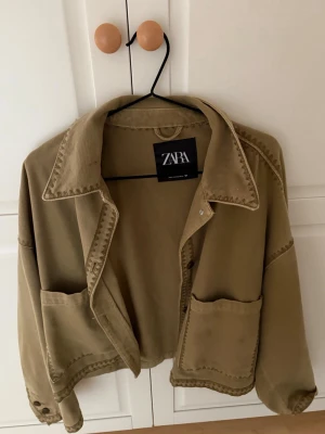 Grön jacka från Zara - Jacka från Zara som är i nysick.