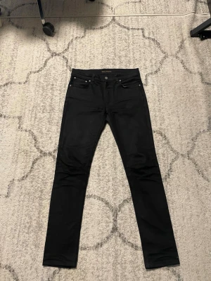 Nudie Jeans - Här säljer jag ett par svarta Jeans från  nudie jeans. Modellen är lean dean, har endast testat de på inte mer