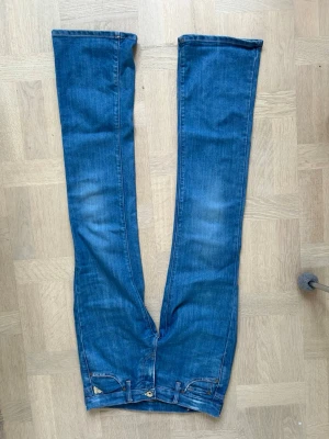 Replay jeans W28/L32 - Autentiska vintage utsvängda replay jeans med låg midja i perfekt skick! Ställ gärna frågor. Skickas samma dag som köp!🤍