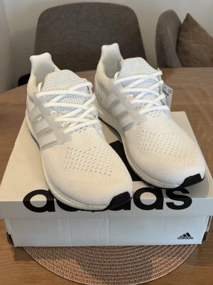Adidas Ultraboost 1.0 - Adidas Ultraboost 1.0, Skick: 10/10 – helt oanvända, kommer med originalbox. Vid frågor eller intresse, skicka gärna ett DM.