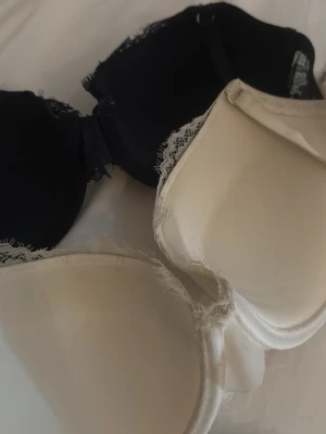 2-pack spetsbh:ar - Två spetsbh:ar med bygel och utan vaddering/pushup. De är för stor storlek för mig och är helt nya och oanvända. 🤍orgpris är 400