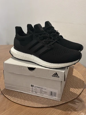 Adidas Ultraboost 1.0 - Adidas Ultraboost 1.0, Skick: 10/10 – helt oanvända, kommer med originalbox. Vid frågor eller intresse, skicka gärna ett DM.