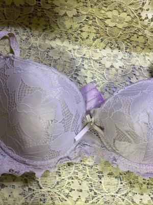 Ljuslila spets-bh med vaddering - Säljer en ljuslila bh från Fashion Bra med vadderade kupor och vacker spets över hela ytan. Bh:n har justerbara axelband, hak- och hyskknäppning bak samt en liten rosett framtill. Materialet är mjukt och spetsen ger en romantisk känsla.