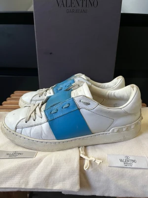 Valentino opens  - Tjena, säljer nu dessa riktigt snygga och populära valentino opensen, de är i bra skick med små slitage, box och dustbags ingår, hör av er vid frågor och funderingar🙌🤝 