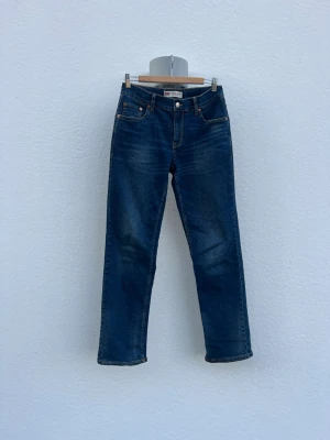 Mörkblå Levi's jeans med rak passform - OBS: Storleken Stämmer Ej, Utgå Från Den Som Står Här I Beskrivningen!|| Blåa Levis Jeans|| Model: 551 AUTHENTIC STRAIGHT || Storlek: 16A (176 cm) || Mycket Snygga || Färg: Blå || Inga Defekter || Skick:9,5/10 || Nypris: Ca 1100kr || Mitt pris: 279kr || Pris: Diskuterbart || Skriv Vid Minsta Intresse Eller Fråga! || Bättre Pris Desto Fler Du Köper Från Min Profil! ||