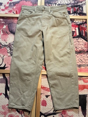Beige raka jeans med hög midja - Zara raka jeans i beige / khaki / mycket ljusgrön färg. Som på bilderna. Använda men i mycket bra skick. Inga synliga defekter. Storlek 31.  Zara straight jeans in beige / khaki / very light green color. As shown in the pictures. Used but in very good condition. No visible defects. Size 31.