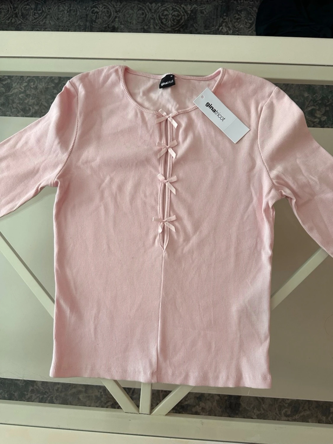 Ljusrosa ribbad topp med rosetter - 1