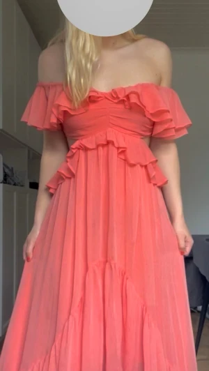 Super fin sommarklänning med volang! - Storlek 36 från asos. Är för liten för mig så får ej igen dragkedjan hela vägen på bilderna. Den är korall färgad 