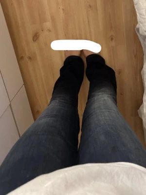 Mörkblå bootcut jeans från Lee - Säljer ett par mörkblå bootcut jeans från Lee med klassiska fem fickor och snygga slitningar framtill. Jeansen har en något utsvängd passform nertill och är tillverkade i denim med lätt stretch. Perfekta för en avslappnad och trendig look.