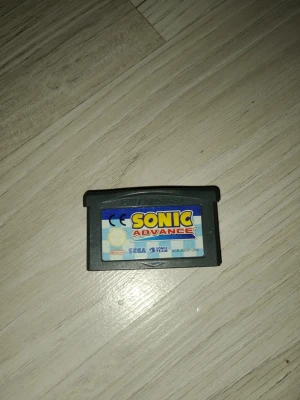 Sonic Advance Game Boy Advance spel - Sonic Advance till Game Boy Advance, klassiskt plattformsspel från SEGA. Kassetten är svart med en färgglad etikett i blått, gult och rött. Perfekt för dig som gillar retrospel och Sonic-universumet. Fungerar utmärkt och i bra skick.