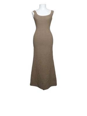 Beige ribbad långklänning - Snygg beige långklänning med ribbad struktur och breda axelband. Klänningen har en kroppsnära passform upptill och faller ut nedtill för en smickrande siluett. Perfekt för dig som gillar stilrena och enkla plagg med en modern twist.